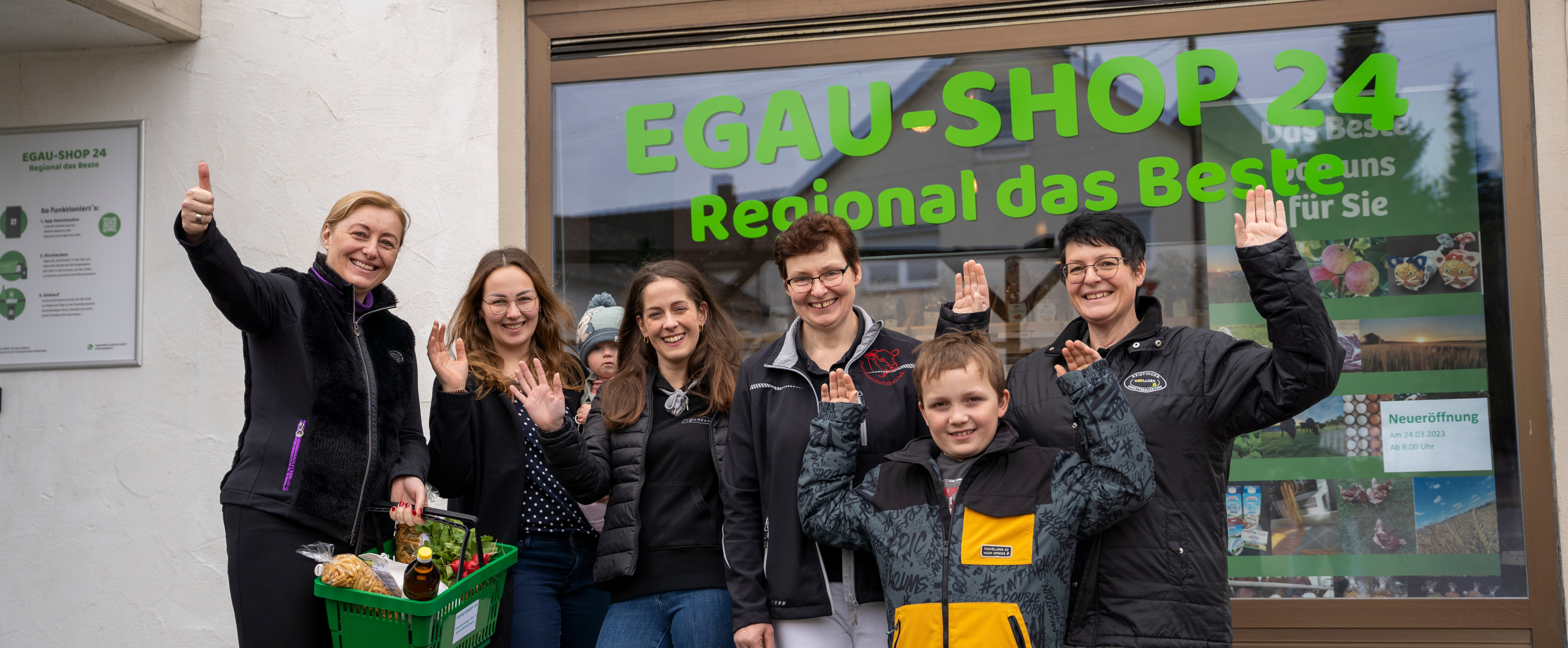 Gruppenfoto bei der Eröffnung des digitalen „Egau Shop 24“ in Wittislingen